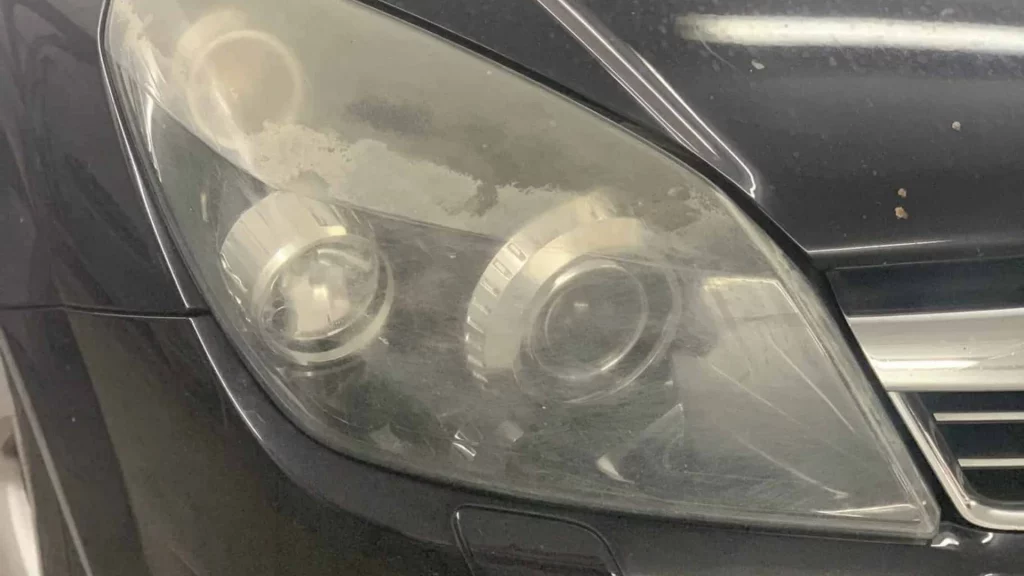 Scheinwerfer Smart Repair Schaden vor der Reparatur in Unna